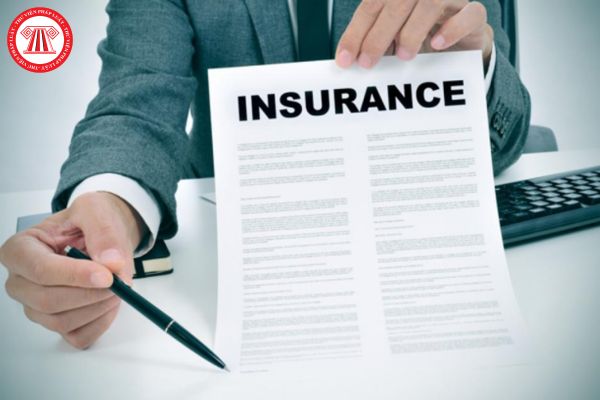 Điều khoản loại trừ trách nhiệm bảo hiểm do chậm thông báo sự kiện bảo hiểm phải được quy định như thế nào trong hợp đồng bảo hiểm?