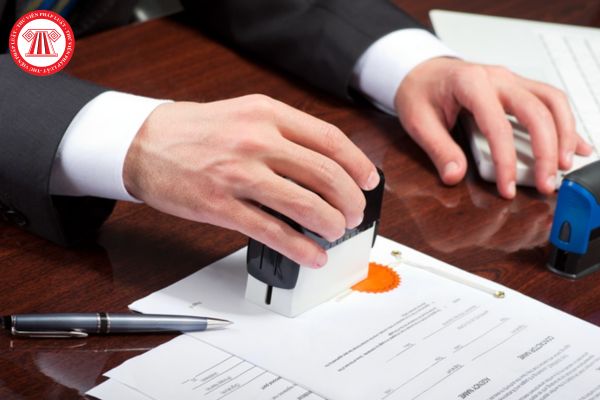 Cơ quan nào thực hiện đăng ký hành nghề và cấp Thẻ công chứng viên cho công chứng viên của tổ chức hành nghề công chứng?