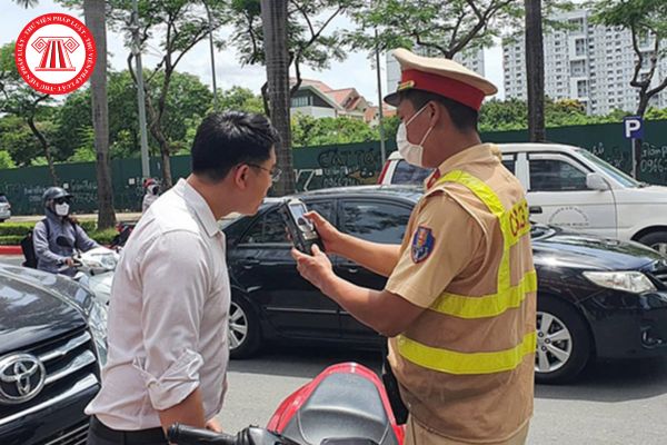 Mức nồng độ cồn tối thiểu và mức nồng độ cồn tối đa khi lái xe là bao nhiêu? Vi phạm nồng độ cồn cố tình không nộp phạt có phải đóng lãi?