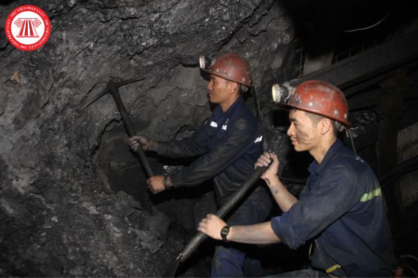 Người lao động trong hầm lò của công ty khai thác than làm việc một ca không quá bao nhiêu giờ một ngày?