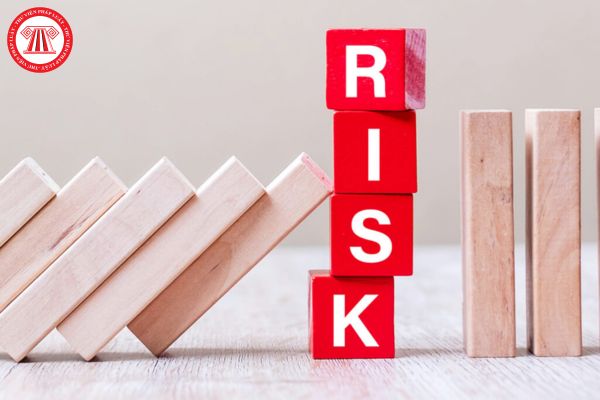 Ai có trách nhiệm phê duyệt báo cáo quản trị rủi ro của doanh nghiệp bảo hiểm? Báo cáo quản trị rủi ro bao gồm những nội dung chính nào?