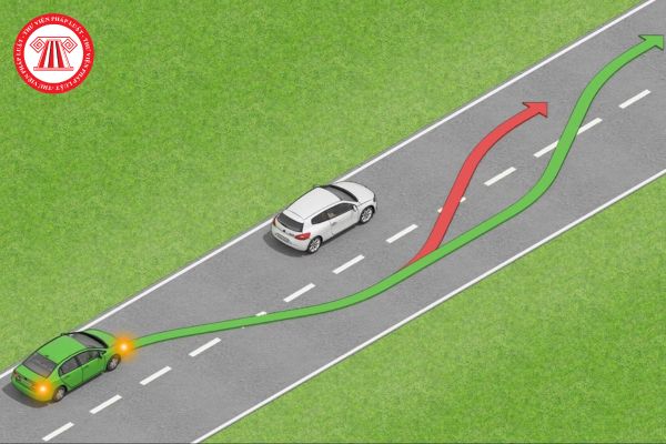 Điều khiển ô tô vượt xe bên phải bị phạt bao nhiêu tiền? Khi nào thì được phép vượt xe bên phải?