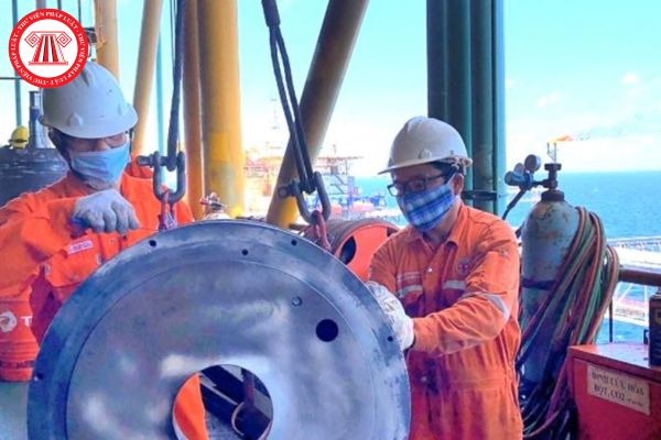 Sau mỗi ca làm việc người lao động làm việc trên công trình dầu khí trên biển được nghỉ trong bao lâu trước khi bắt đầu ca làm việc mới?