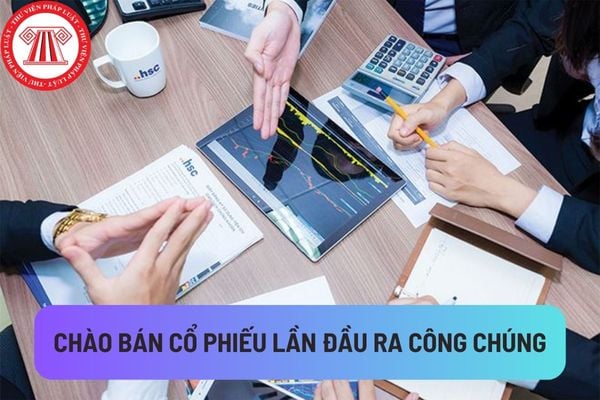 Công ty cổ phần chào bán cổ phiếu lần đầu ra công chúng phải đăng ký với cơ quan nào theo quy định của pháp luật?