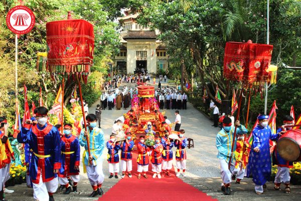 Biểu ngữ tại cổng chính dẫn vào khu vực lễ hội Giỗ Tổ Hùng Vương phải có tiêu đề gì theo quy định?