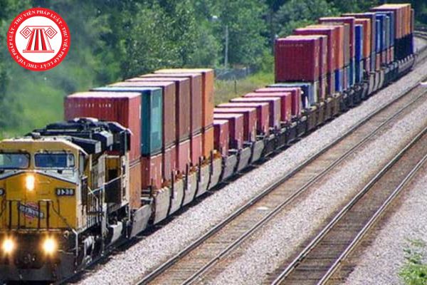 Doanh nghiệp kinh doanh vận tải đường sắt có phải báo cáo Bộ Giao thông vận tải và Bộ Công an về số lượng nhân viên bảo vệ trên tàu đang quản lý không?  