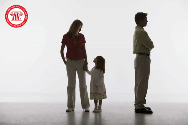 Mẫu đơn đề nghị thay đổi người trực tiếp nuôi con sau ly hôn như thế nào? Tòa án quyết định việc thay đổi người trực tiếp nuôi con sau ly hôn khi nào?
