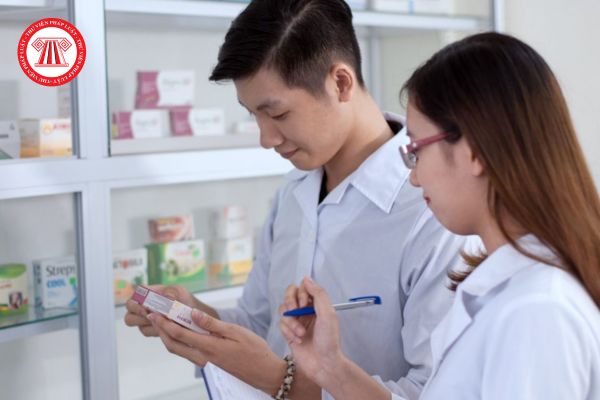 Người nước ngoài hành nghề dược tại Việt Nam phải có người phiên dịch đúng không? Người phiên dịch có thể phiên dịch cùng lúc cho bao nhiêu người hành nghề dược?