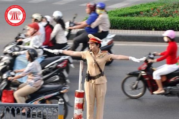Hiệu lệnh của cảnh sát giao thông trái với tín hiệu đèn và biển báo giao thông, người tham gia giao thông thực hiện như thế nào?