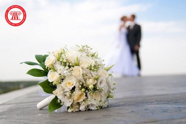 Tổ chức đám cưới với 02 người vợ mà không đăng ký kết hôn có bị phạt không? Tài sản hình thành trong quá trình chung sống với nhau như vợ chồng được phân chia thế nào?