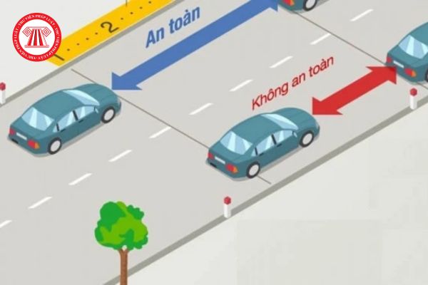 Điều khiển xe chạy với tốc độ dưới 60 km/h, người điều khiển xe phải giữ khoảng cách an toàn tối thiểu bao nhiêu?