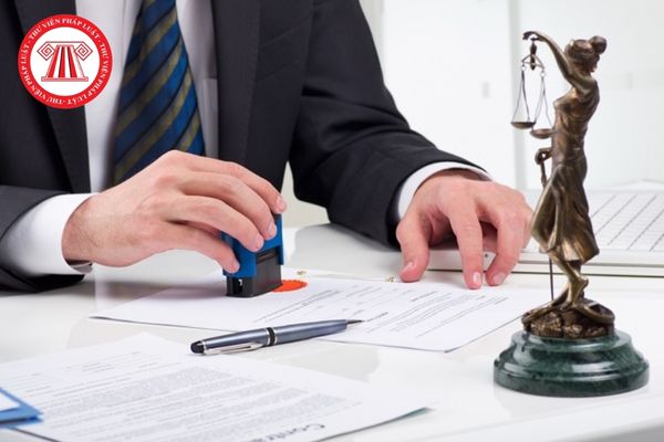 Công chứng viên hành nghề theo những nguyên tắc nào? Người bị thu hồi chứng chỉ hành nghề luật sư có thể bổ nhiệm công chứng viên được không? 