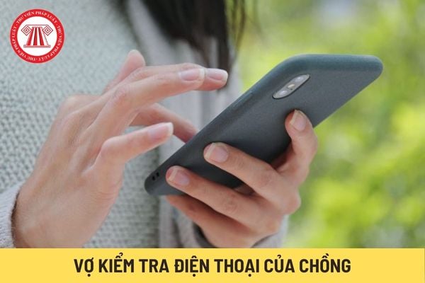 Vợ kiểm tra điện thoại của chồng