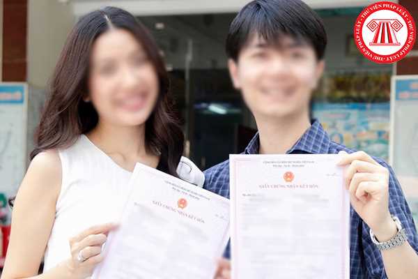 Nhận giấy đăng ký kết hôn