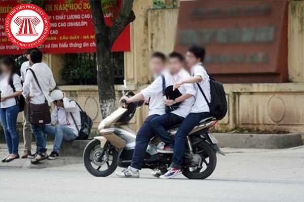 Phụ huynh giao xe gắn máy cho con đi học khi chưa đủ tuổi lái xe thì sẽ bị xử phạt như thế nào?