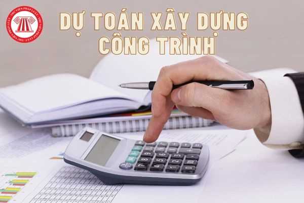 Chi phí thiết bị trong dự toán xây dựng công trình được xác định như thế nào và bao gồm các chi phí nào?