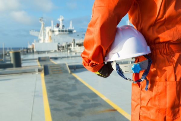 Cơ sở đào tạo thuyền viên, người lái phương tiện thủy nội địa có điều kiện về điều kiện về đội ngũ giáo viên như thế nào?