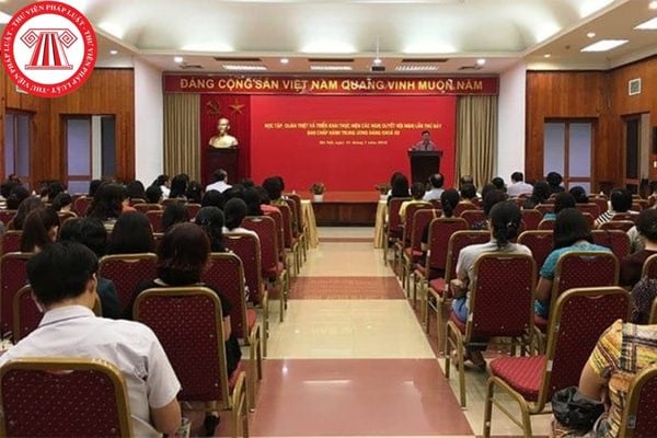 Đảng viên phải chuyển sinh hoạt Đảng chính thức ra nước ngoài khi nào?