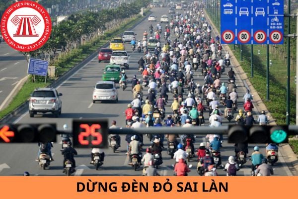 Mức xử phạt đối với người tham gia giao thông dừng đèn đỏ sai làn là bao nhiêu?