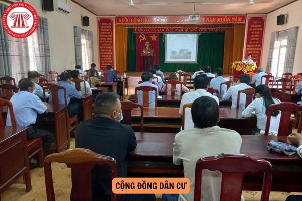 Theo Luật Thực hiện dân chủ ở cơ sở, đối tượng nào có thẩm quyền triệu tập và tổ chức cuộc họp của cộng đồng dân cư khi khuyết Trưởng thôn, Tổ trưởng Tổ dân phố?