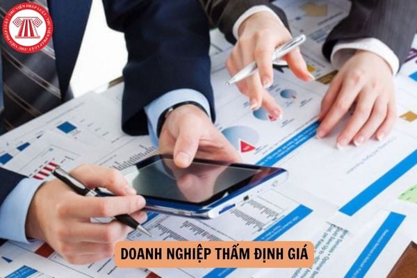 Doanh nghiệp thẩm định giá có cần công khai danh sách thẩm định viên hay không?