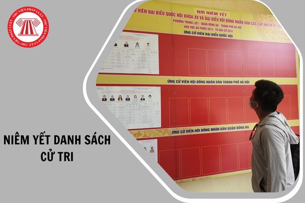 Chậm nhất bao nhiêu ngày trước ngày bầu cử, cơ quan lập danh sách cử tri niêm yết danh sách cử tri tại trụ sở Ủy ban nhân dân cấp xã và tại những địa điểm công cộng của khu vực bỏ phiếu?