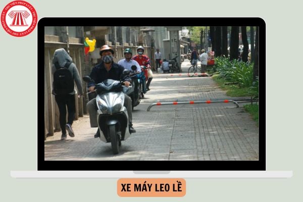 Xe máy leo lề phạt bao nhiêu năm 2025?