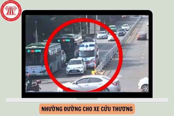 Tài xế không nhường đường cho xe cứu thương bị phạt bao nhiêu?