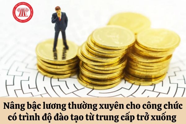 Để được xét nâng bậc lương thường xuyên, công chức có trình độ đào tạo từ trung cấp trở xuống phải đảm bảo thời gian giữ bậc là bao lâu?