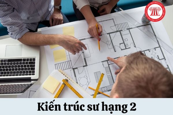 Kiến trúc sư hạng 2 phải đáp ứng tiêu chuẩn về trình độ đào tạo, bồi dưỡng ra sao?