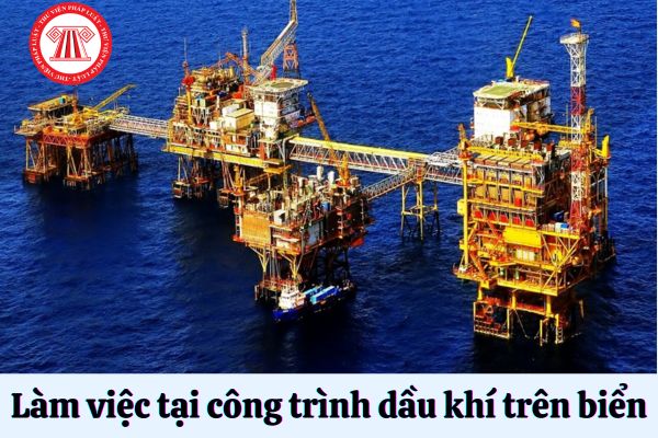 Trong thời gian không làm việc trên công trình dầu khí trên biển thì người lao động có phải làm công việc trên đất liền hay không?
