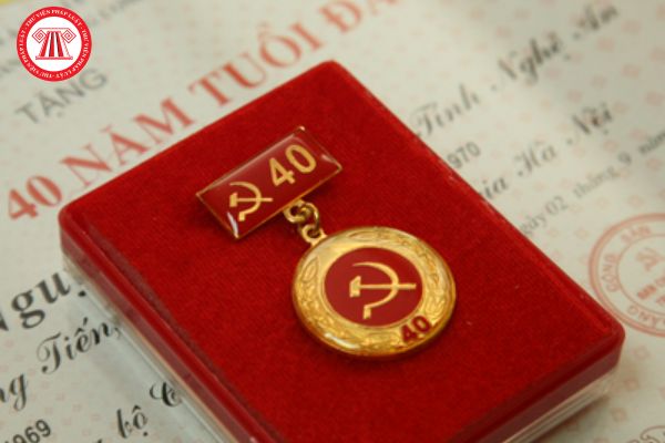 Việc trao tặng Huy hiệu Đảng được tổ chức vào các dịp kỷ niệm nào? Mức tiền thưởng Huy hiệu 40 năm tuổi Đảng hiện nay là bao nhiêu?