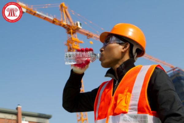 Người sử dụng lao động phải cung cấp bao nhiêu lít nước uống cho người lao động trong một ca làm tại công trường? 