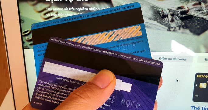 Thẻ ATM mẫu cũ vẫn rút được tiền sau 31/12/2021