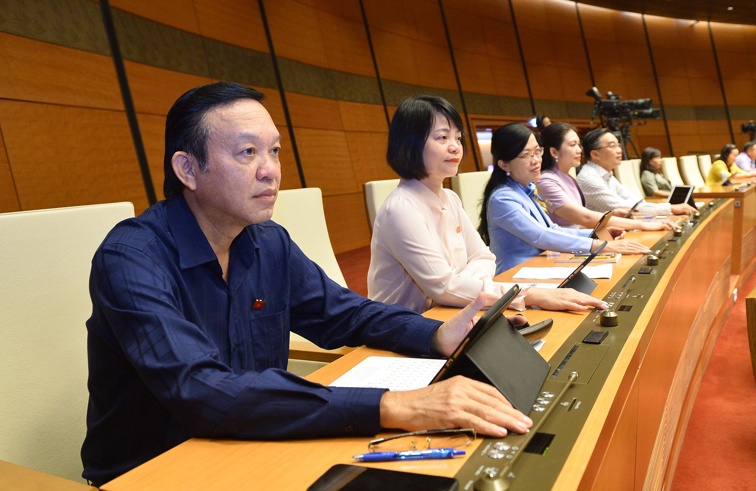 Các đại biểu biểu quyết bằng hệ thống điện tử