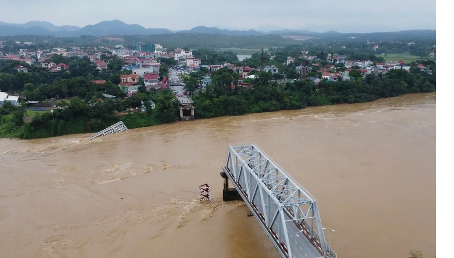 Khẩn trương nghiên cứu đầu tư xây dựng cầu Phong Châu mới (Công điện 96)