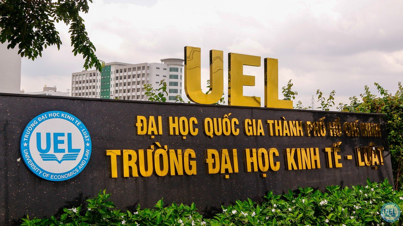 Theo đó, ngày 23/7/2025, trường Đại học Kinh tế - Luật (Đại học Quốc gia TP.HCM) đã công bố mức điểm nhận hồ sơ xét tuyển đối với tất cả ngành/chuyên ngành/chương trình đại học chính quy của Trường Đại học Kinh tế – Luật, ĐHQG-HCM năm 2025 hay còn gọi là (Điểm sàn xét tuyển 2025 trường Đại học Kinh tế - Luật (Đại học Quốc gia TP.HCM)) dành cho thí sinh khu vực 3 (KV3), chưa cộng điểm thưởng, điểm ưu tiên đối tượng chi tiết như sau: