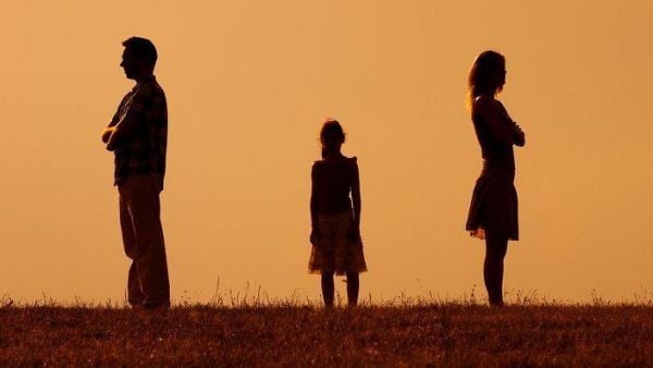 Đảng viên có con đẻ ngoài hôn nhân với người khác có bị kỷ luật không?