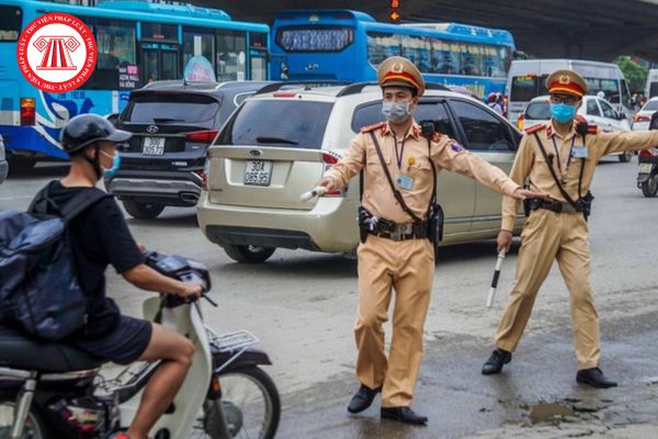 Thông chốt CSGT bị phạt bao nhiêu tiền? Căn cứ vào đâu để quyết định mức phạt tiền cụ thể đối với hành vi thông chốt CSGT?