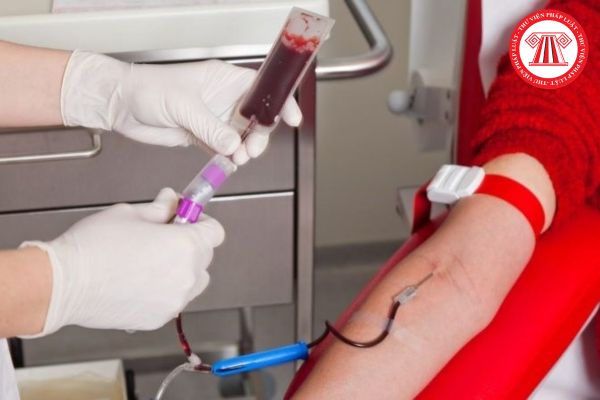 Người hiến máu sẽ được cung cấp thông tin về các dấu hiệu, triệu chứng bệnh lý nào? Có thể hiến tối đa bao nhiêu ml máu trong một lần hiến?