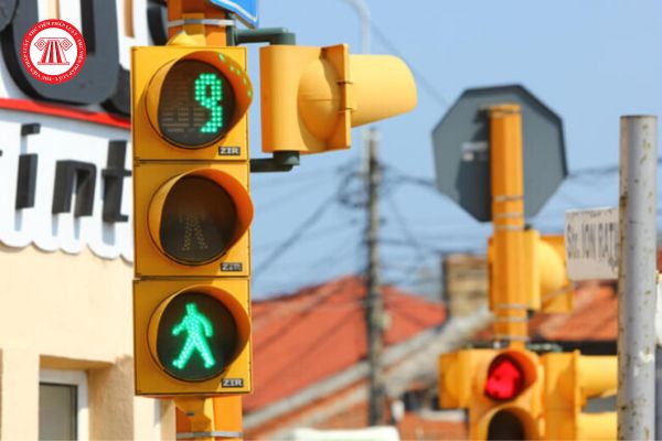 Người tham gia giao thông không chạy khi đèn xanh thì có phạm lỗi không chấp hành đèn tín hiệu giao thông không?