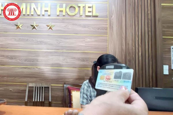 Khách sạn tạm giữ thẻ CCCD của khách hàng trong thời gian thuê phòng có vi phạm pháp luật không?