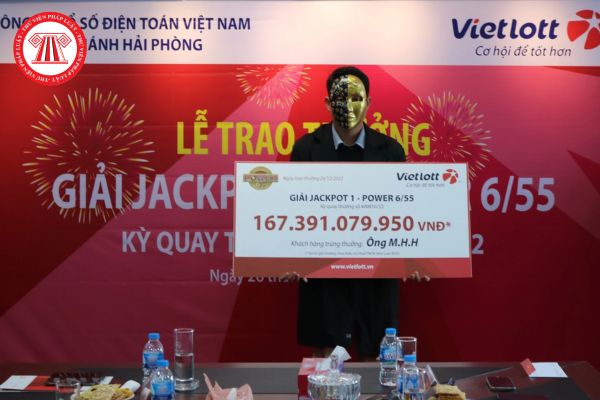 Vì sao người trúng số Vietlott thường đeo mặt nạ khi nhận thưởng? Trúng số Vietlott nộp thuế bao nhiêu?