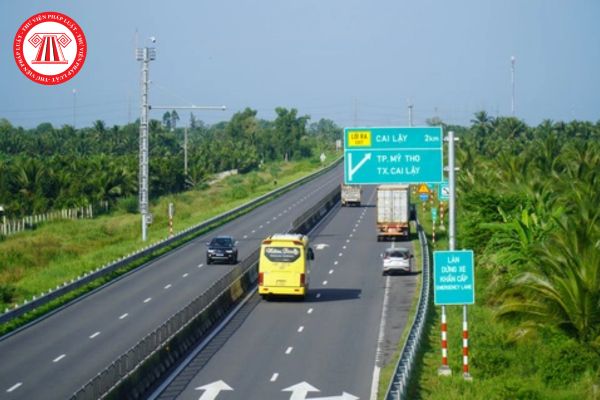 Nội dung của biển chỉ dẫn trên đường cao tốc? Màu nền, màu chữ và đường viền của biển chỉ dẫn trên đường cao tốc?