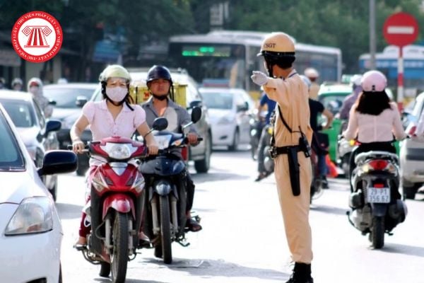 Cưỡi vali chạy trên đường bộ có vi phạm giao thông đường bộ hay không? Nguyên tắc bảo đảm trật tự, an toàn giao thông đường bộ?