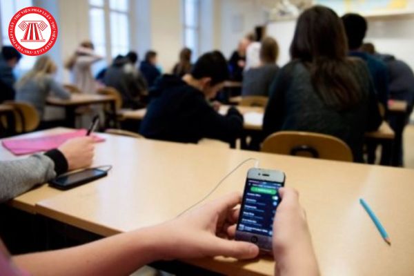 Học sinh trung học có được sử dụng điện thoại trong lớp hay không? Sử dụng điện thoại trong lớp lần đầu có thể bị đuổi học 1 tuần lễ không?
