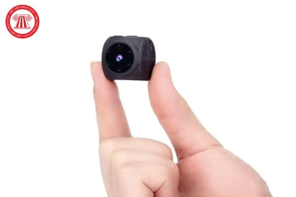 Đặt camera quay lén nhà vệ sinh nữ ở trường học thì học sinh có thể bị đuổi học không? Có thể bị phạt tù không?