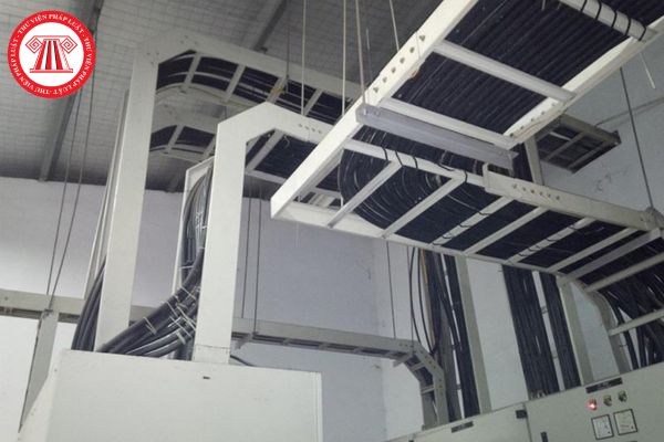 Khi lắp đặt cáp trong các công trình công nghiệp phải sử dụng hệ thống khay và thang cáp để bảo vệ cáp điện khi nào?