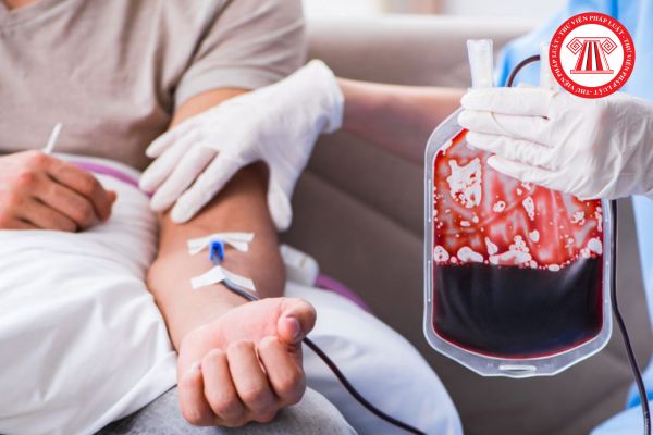 Mẫu báo cáo kết quả tai biến liên quan đến truyền máu hiện nay là mẫu nào? Việc xác định nguyên nhân gây ra tai biến liên quan đến truyền máu được quy định ra sao?