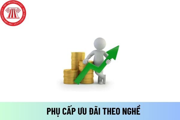 Kiểm lâm viên chính làm việc trên địa bàn xã có phụ cấp khu vực là 0,5 được hưởng phụ cấp ưu đãi bao nhiêu?